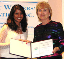 Linda Mohr receives award.